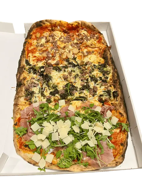 Pizza al mezzo metro mista di Pizza Chicco Bologna