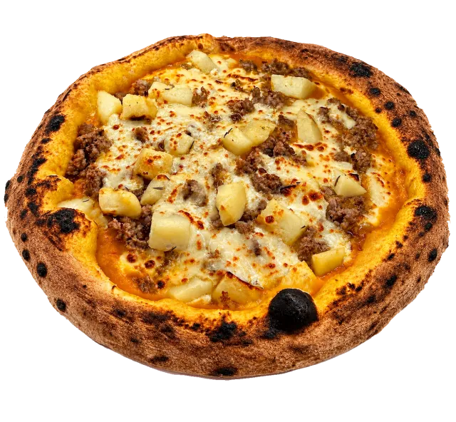 Pizza salsiccia e patate appena sfornata